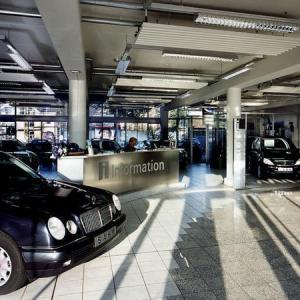 Verkaufshalle Auto