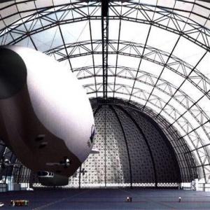 Kuppelgebäude mit Zeppelin