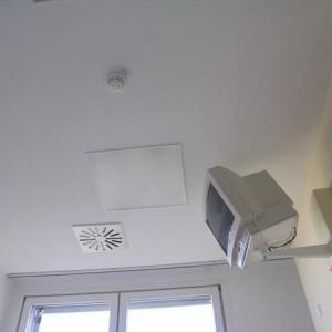 Zimmer im Krankenhaus mit Fernseher