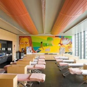 bunter Raum mit Massageliegen